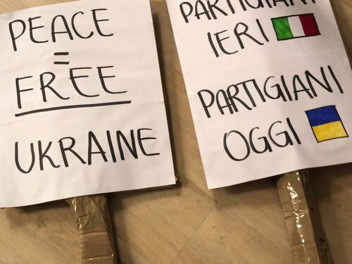 "Guerrafondai". Così i collettivi rossi cacciano i pro-Ucraina dal corteo del 25 aprile