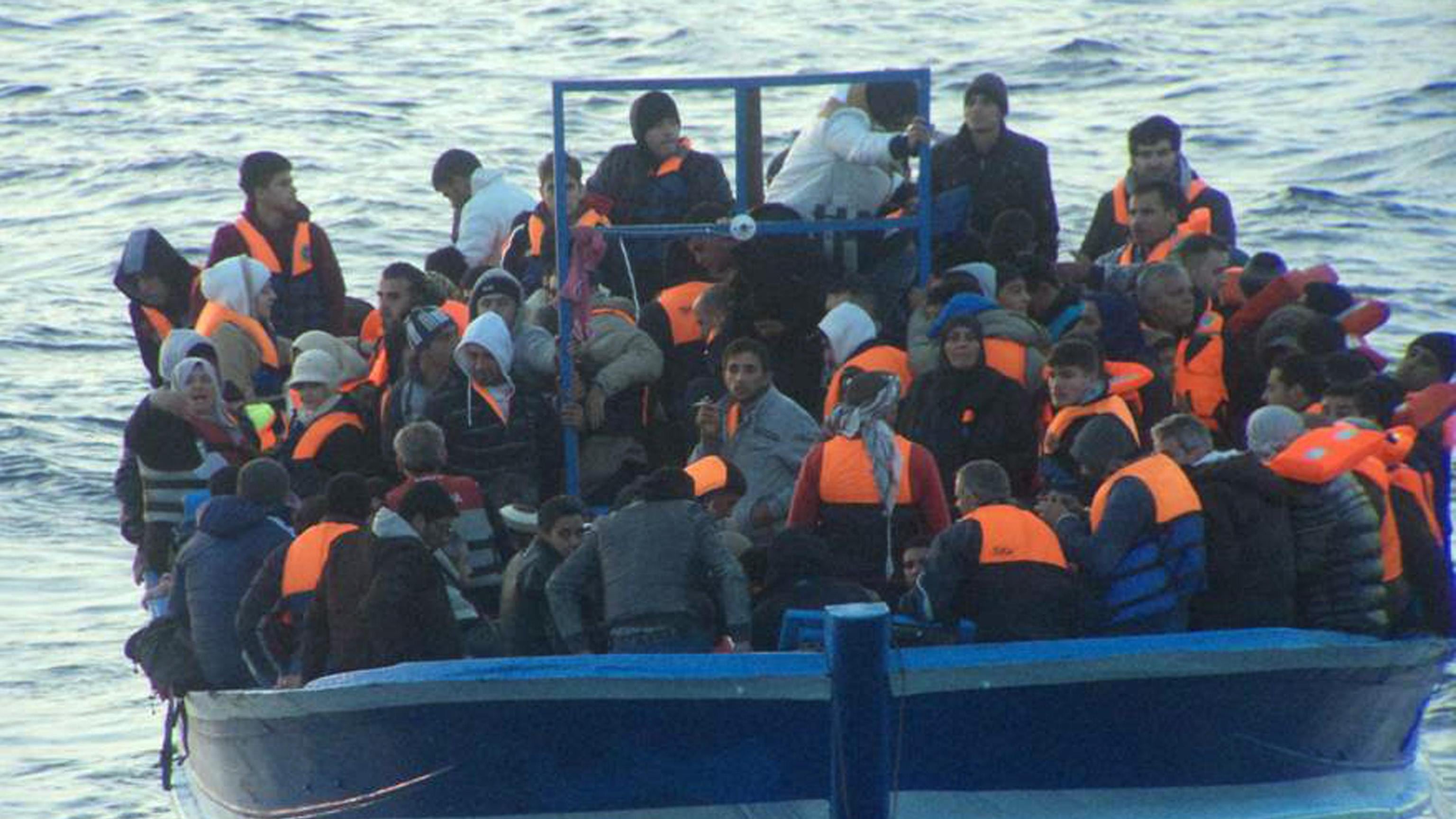 Immigrati arrivano in Grecia ma rifiutano di sbarcare: vogliono essere portati in Italia