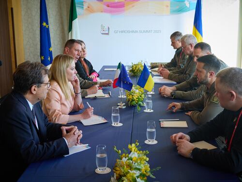 Dialogo e difesa aerea: come è andato il faccia a faccia Meloni-Zelensky al G7