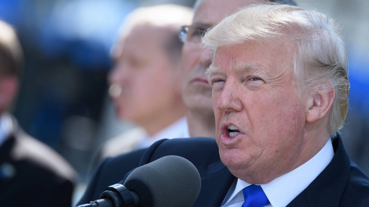 Trump ribatte a Comey: "È lui la gola profonda"