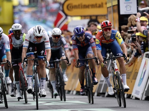 Borraccia e trucchetti alla Fantozzi: bufera sul Tour del france che diventa la Coppa Cobram