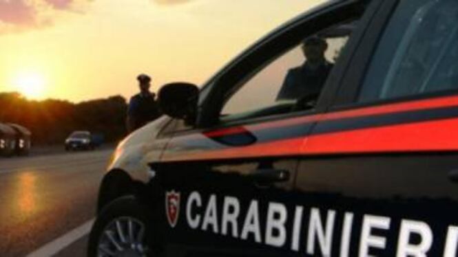 Aggredisce compagna e figlia, poi si scaglia contro gli agenti: arrestato