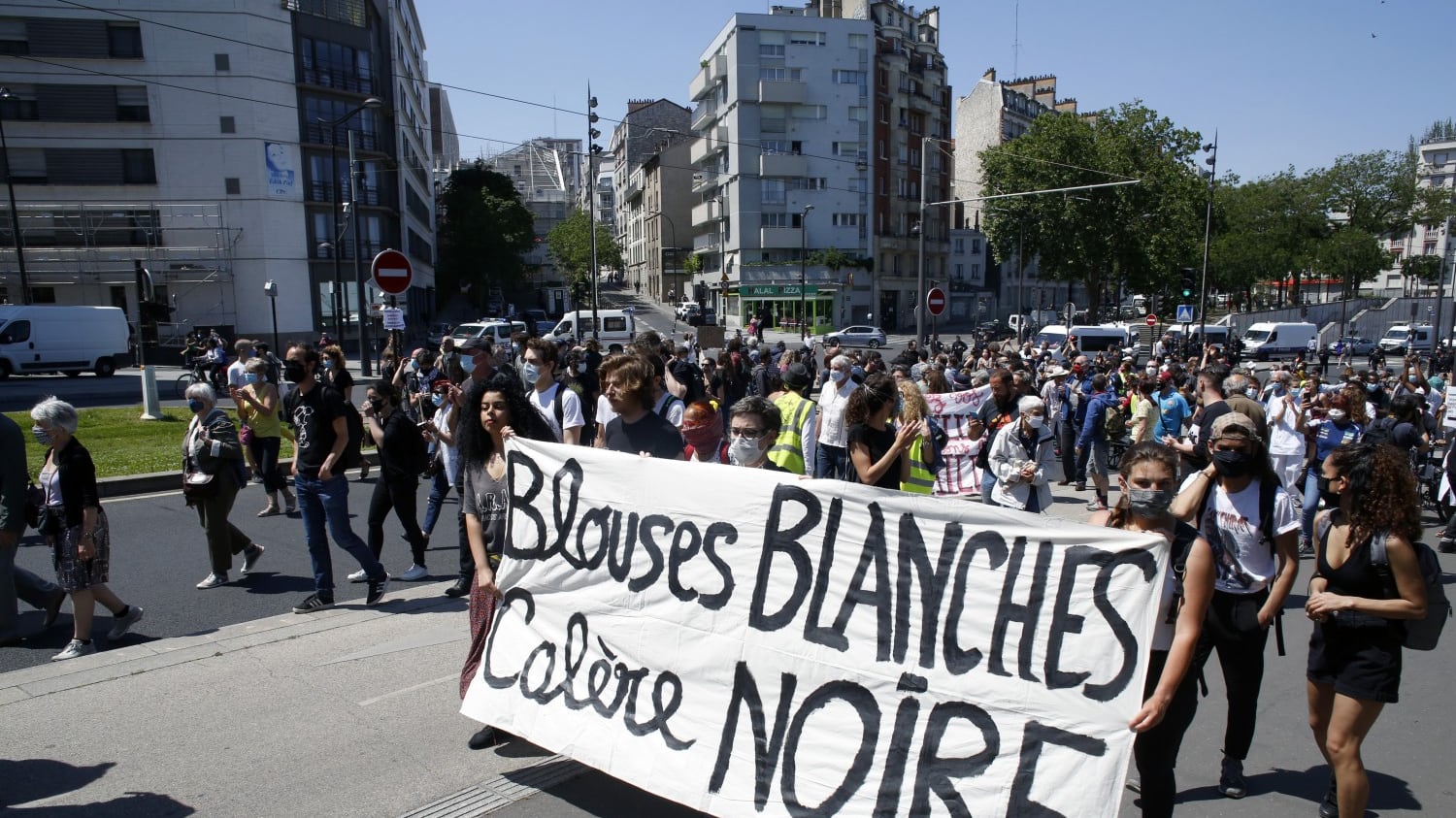 Anche a Parigi la rabbia "nera" delle banlieue. "Mio fratello morì asfissiato dopo l'arresto"