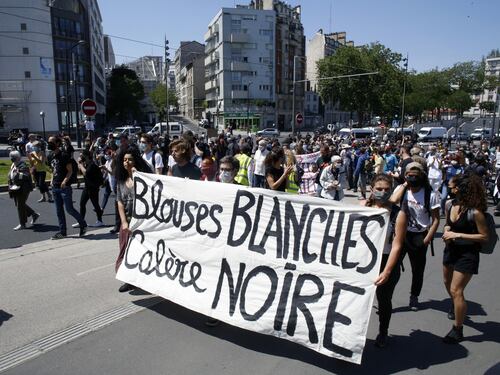 Anche a Parigi la rabbia "nera" delle banlieue. "Mio fratello morì asfissiato dopo l'arresto"