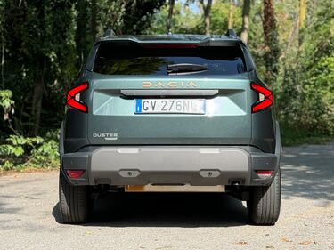 Dacia Duster Hybrid 2024: guarda la gallery del SUV con consumi da citycar 11