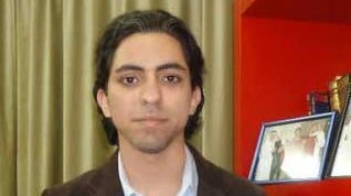 Badawi condannato per ciò che scrive E l'esecuzione della pena esalta la piazza