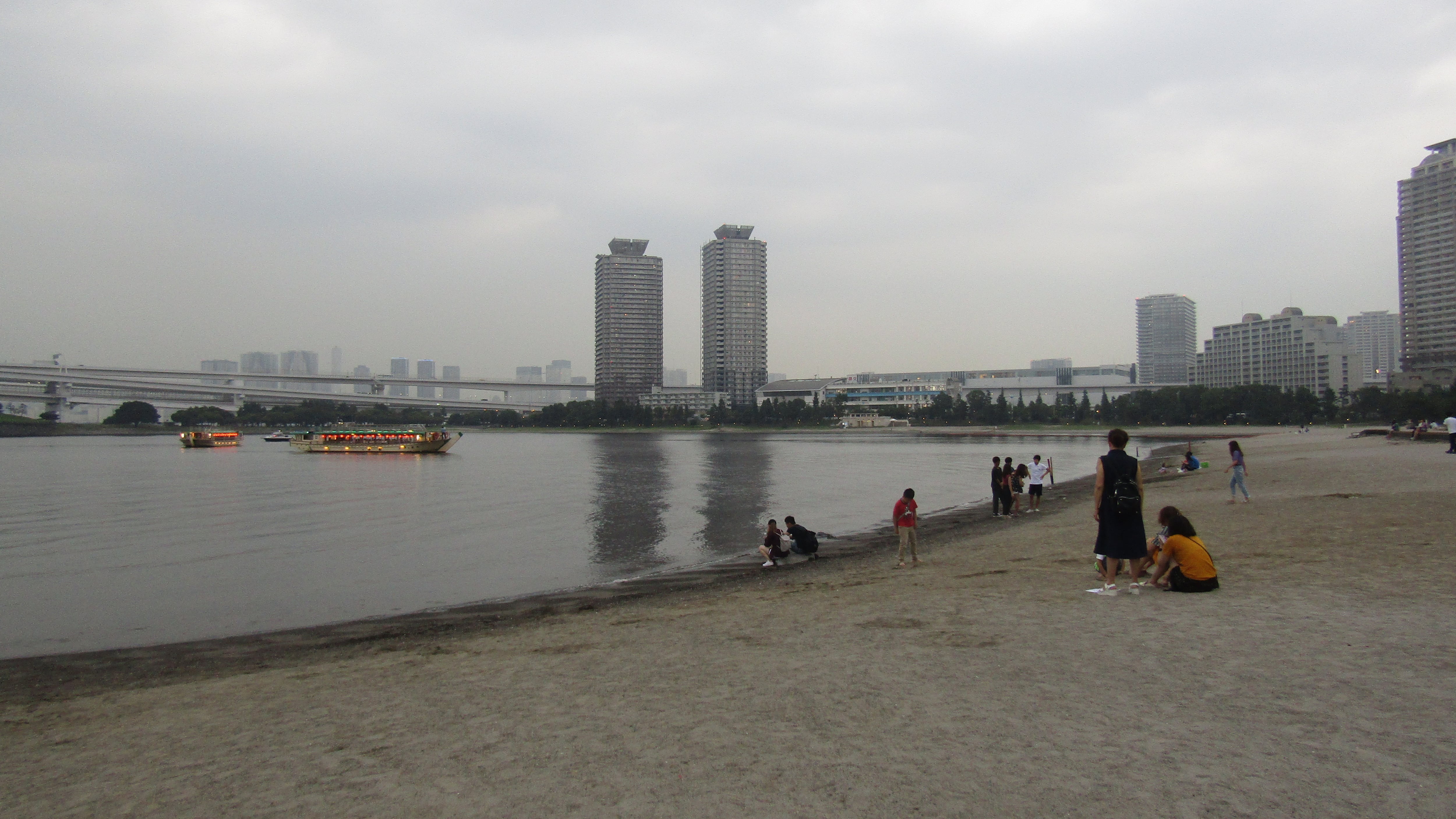 Odaiba, tutti pazzi per la spiaggia dei divieti