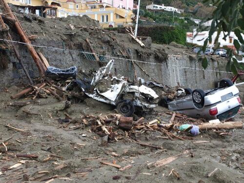 Un fiume di fango travolge Ischia. Una donna morta, 11 dispersi e 13 feriti. In 130 senza casa