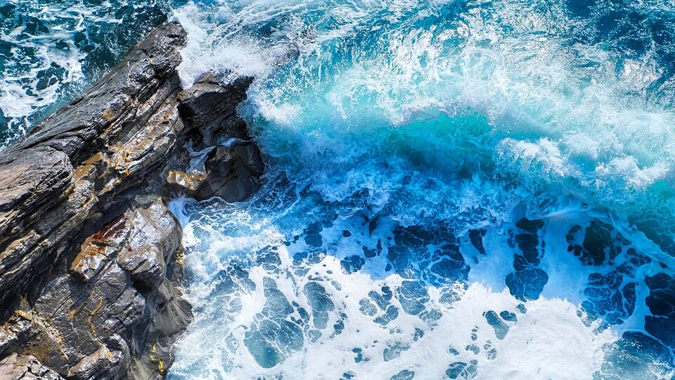 Precipita in mare per scattare foto: uomo muore in Sardegna