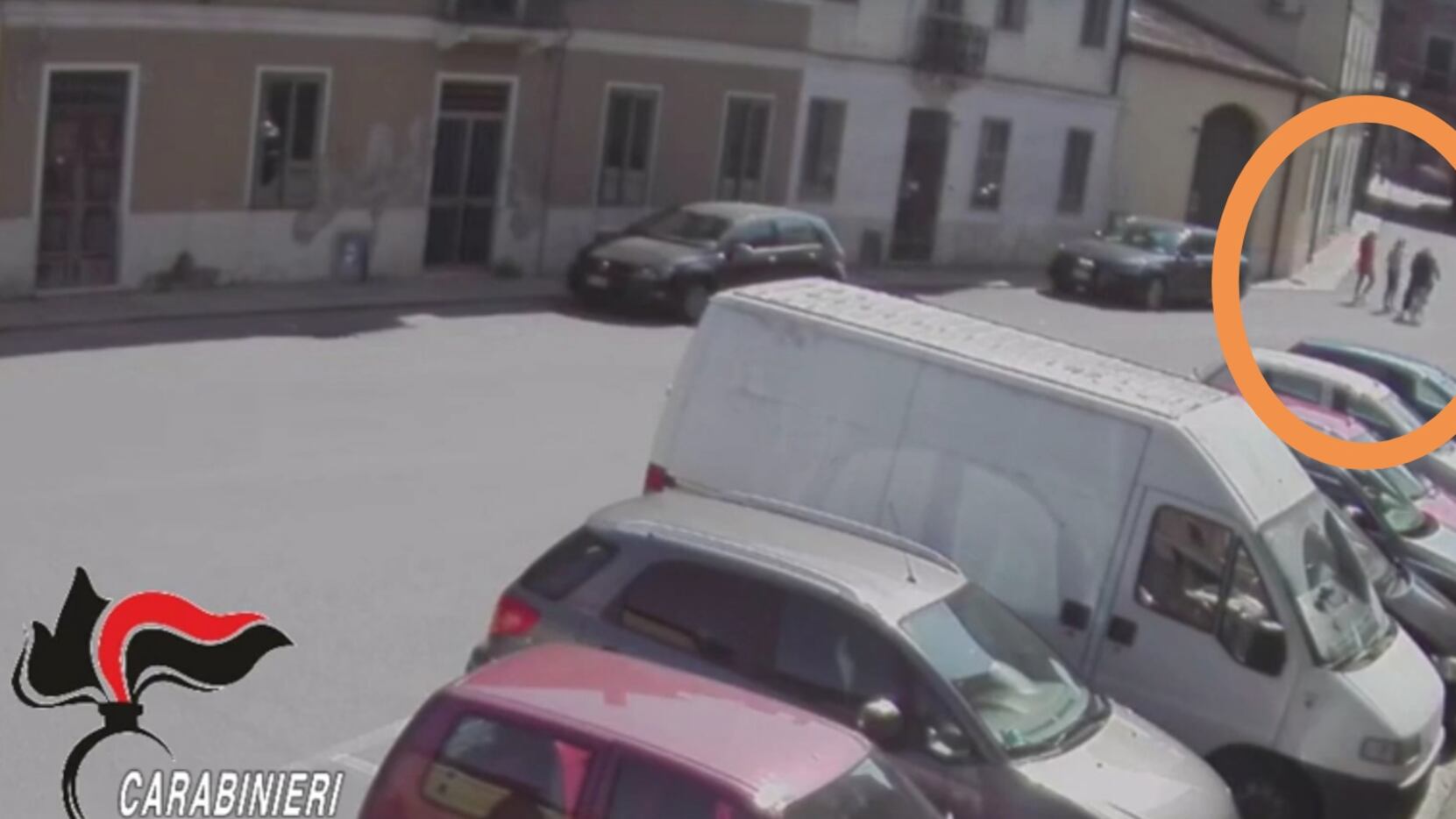 L'abbraccio, poi la "trappola": così le rom derubavano tutti