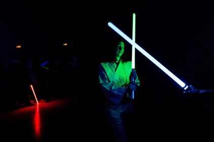 In Francia giocare con le spade laser è ora disciplina sportiva 7