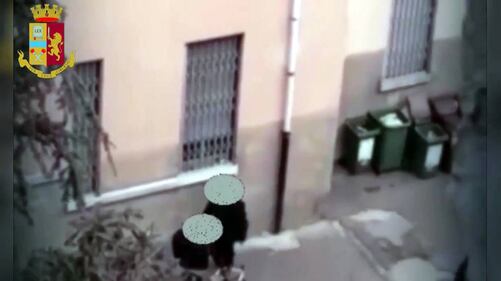 La polizia ha trovato un fortino della droga in una casa a Milano 10