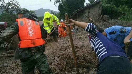 Terremoto in Cina, si scava tra le rovine 2