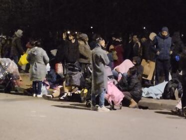 File interminabili di richiedenti asilo davanti alla Questura di via Cagni a Milano 3