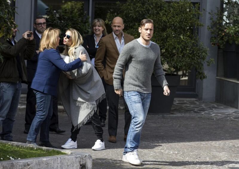 Francesco Totti e Ilary Blasi, primi scatti con la piccola Isabel: foto 10