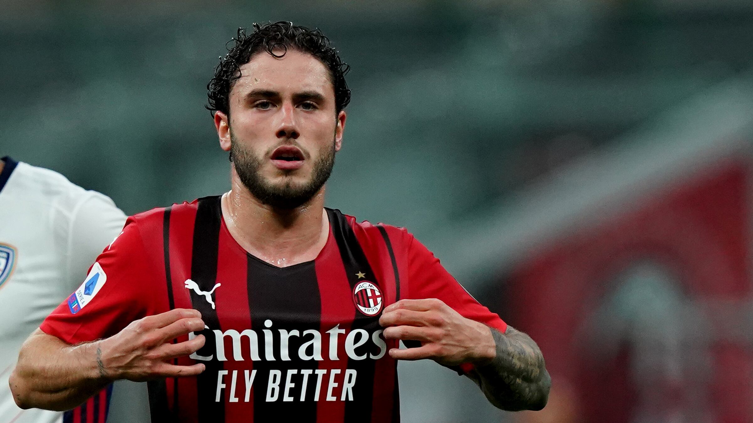 Cellulare alla guida e patente sospesa: cosa è successo all'ex difensore di Milan e Bologna