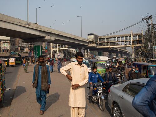 Rimuove poster di Maometto, picchiato a morte e bruciato: l'orrore in Pakistan