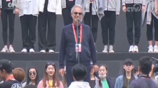 Andrea Bocelli si esibisce al Carnevale Culturale Asiatico con la celebre aria "Nessun Dorma"