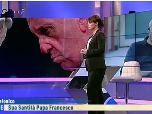 Il Papa e la telefona in tv: "Penso ai crocifissi della pandemia"