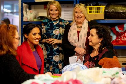 Meghan Markle in rosso per un poeta: foto 9