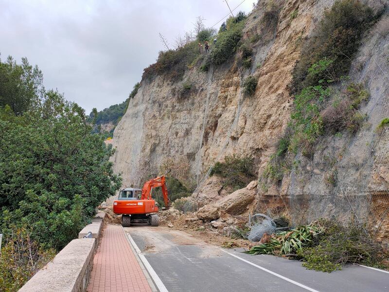 Crolla parete rocciosa su vecchia Aurelia, paura a Ventimiglia 2