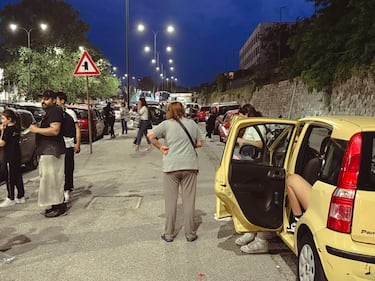 Terremoto nei Campi Flegrei, gente in strada da Pozzuoli a Napoli 6