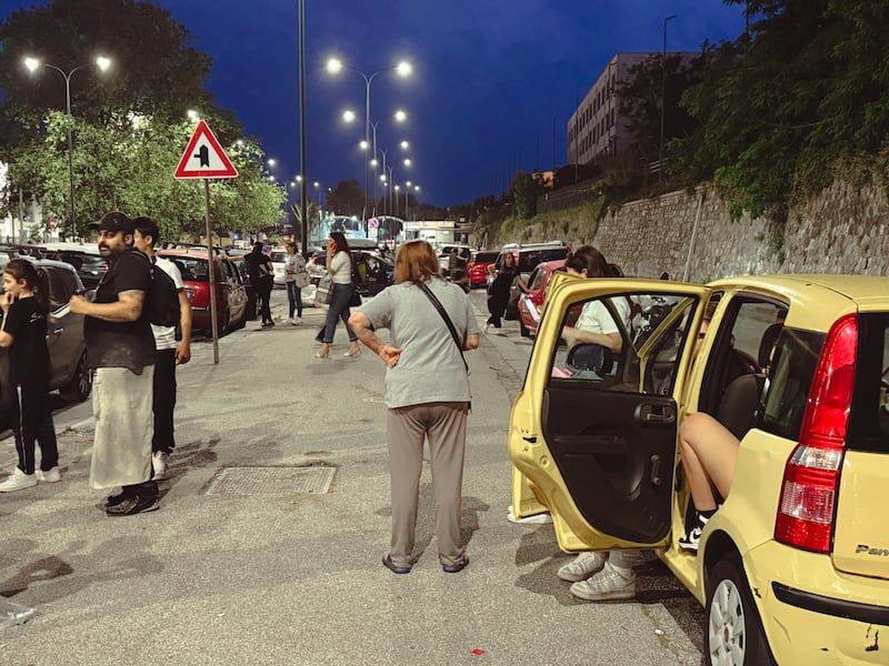Terremoto nei Campi Flegrei, gente in strada da Pozzuoli a Napoli 6