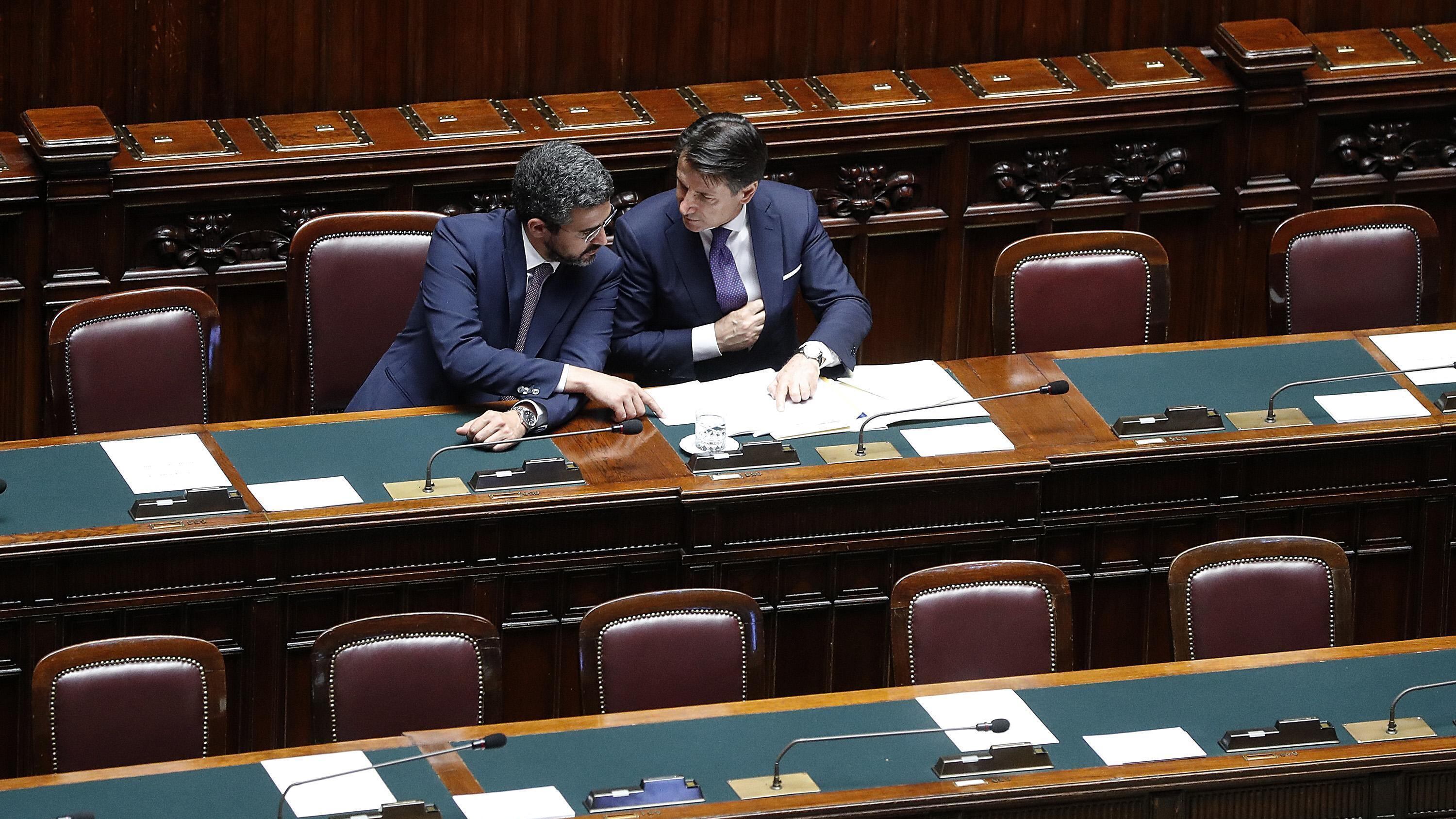 Covid, Fraccaro salva Conte sulle mascherine farlocche. "Sapevo ma non gli dissi nulla"