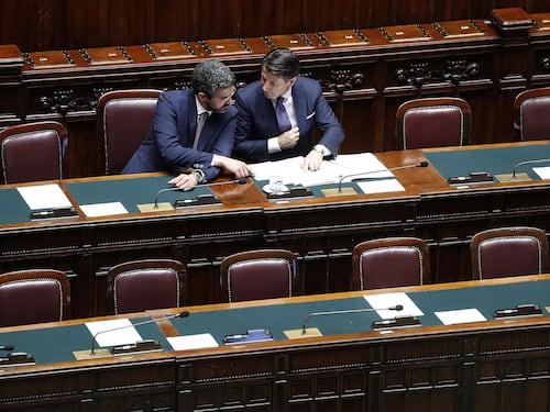 Covid, Fraccaro salva Conte sulle mascherine farlocche. "Sapevo ma non gli dissi nulla"