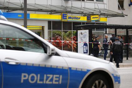 Amburgo, uomo accoltella i clienti di un supermercato 8
