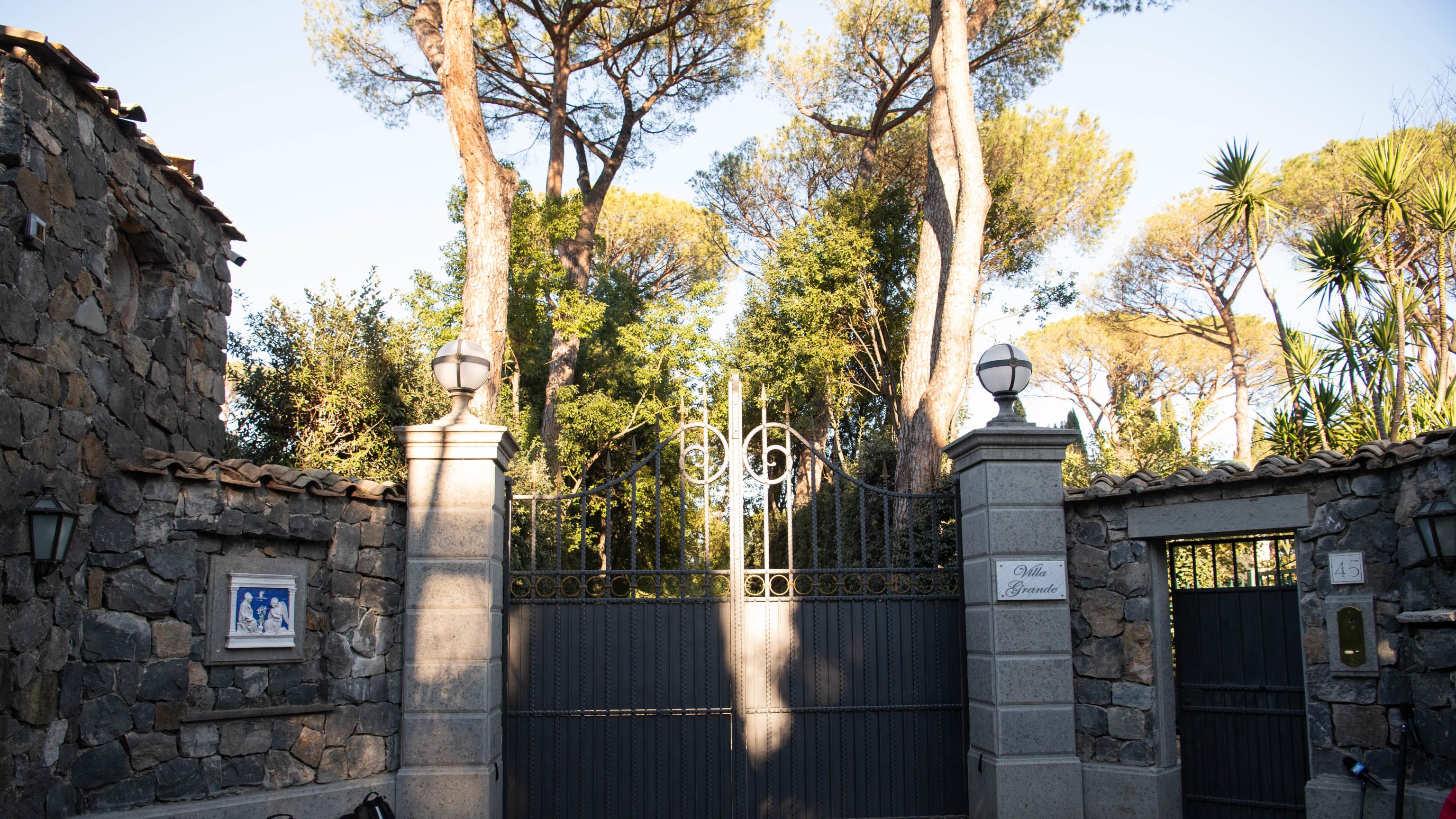 La famiglia Berlusconi non vende Villa Grande. Sarà la sede di rappresentanza Fininvest a Roma