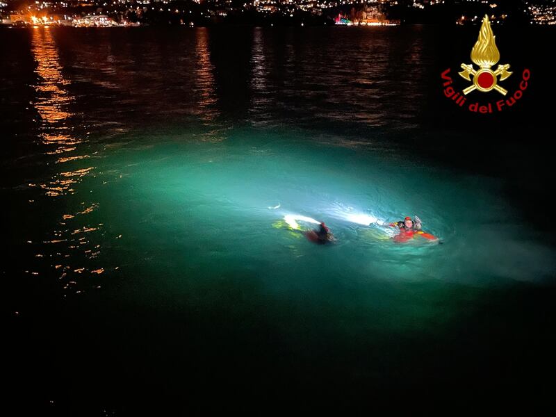 Como, auto finisce nel lago, due morti: l'intervento dei vigili del fuoco 5