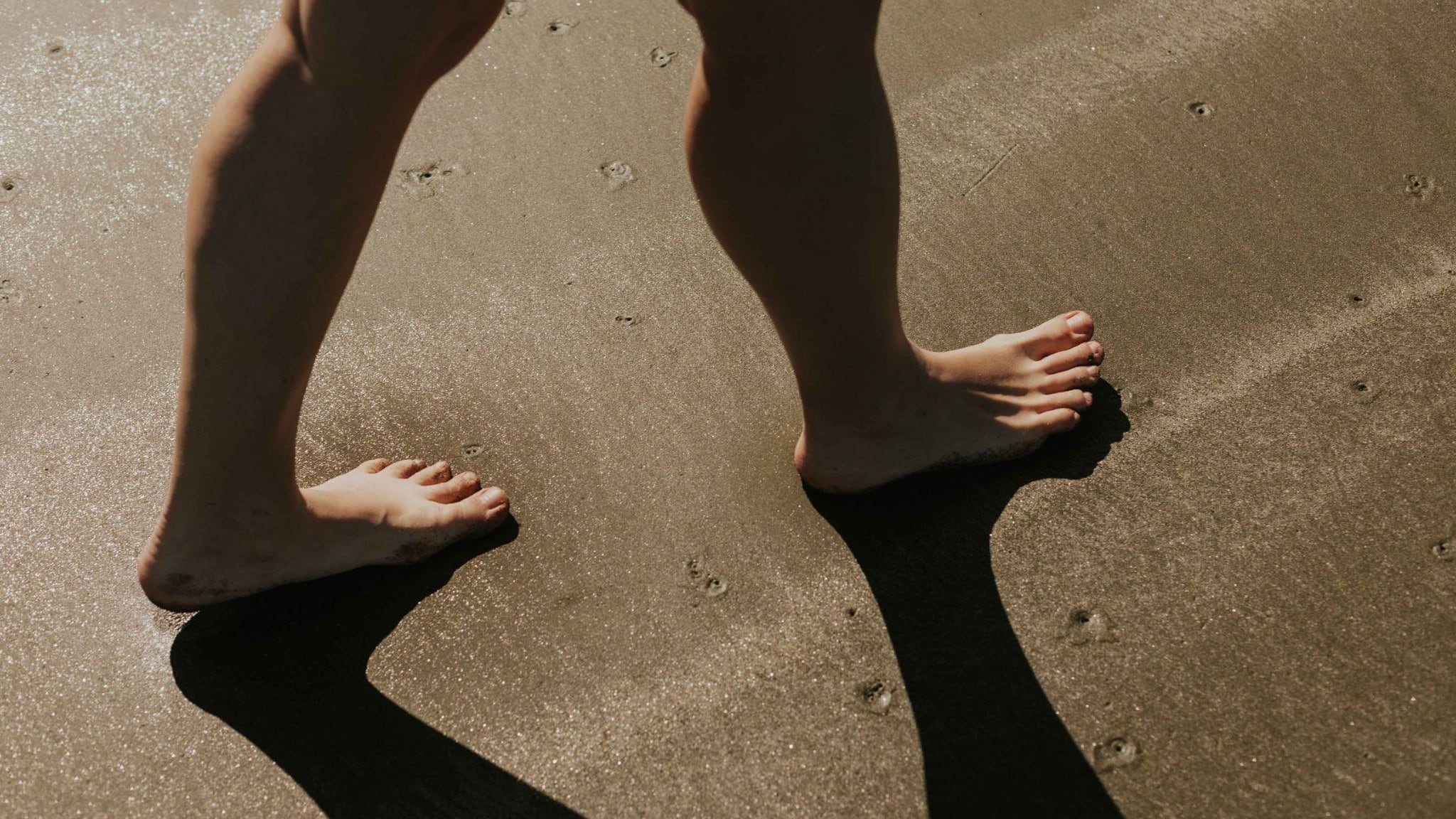Beach walking, perché camminare sulla sabbia fa bene