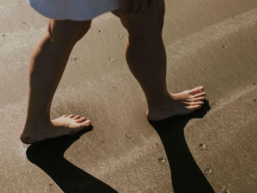 Beach walking, perché camminare sulla sabbia fa bene