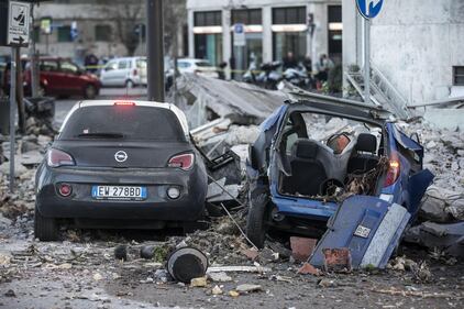 Roma, crollano tre piani di un palazzo 1