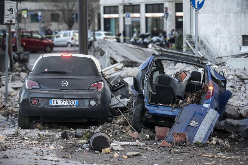 Roma, crollano tre piani di un palazzo 1