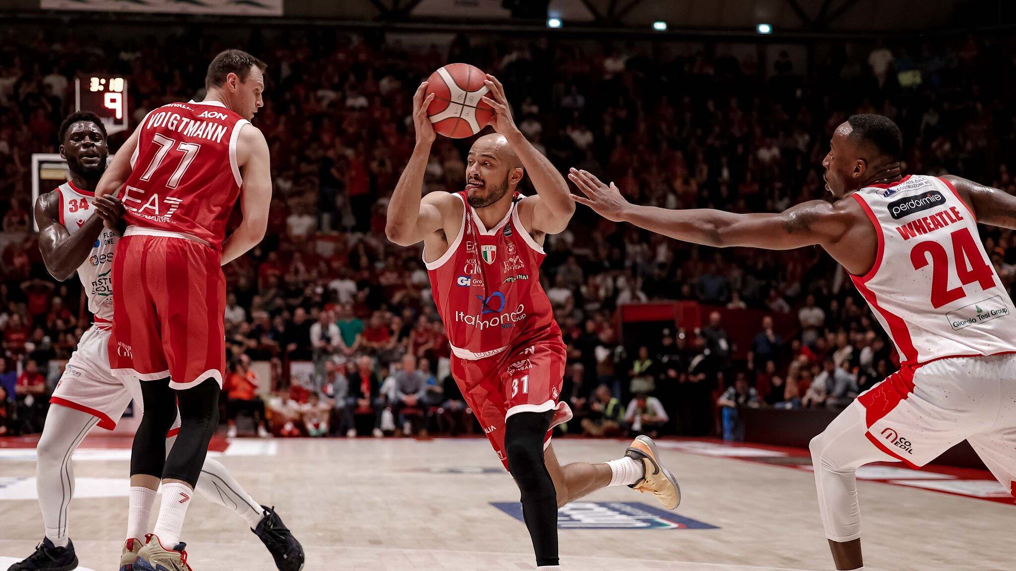 Basket, l'Olimpia Milano passa a Pistoia. La capolista Brescia travolge Napoli