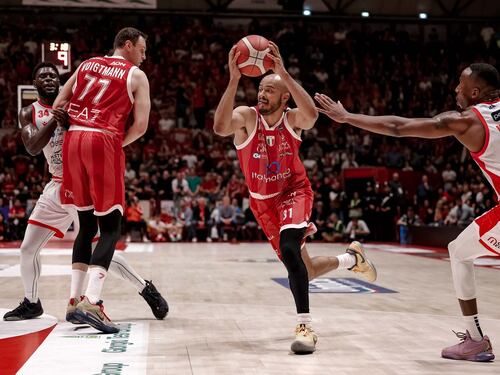 Basket, l'Olimpia Milano passa a Pistoia. La capolista Brescia travolge Napoli