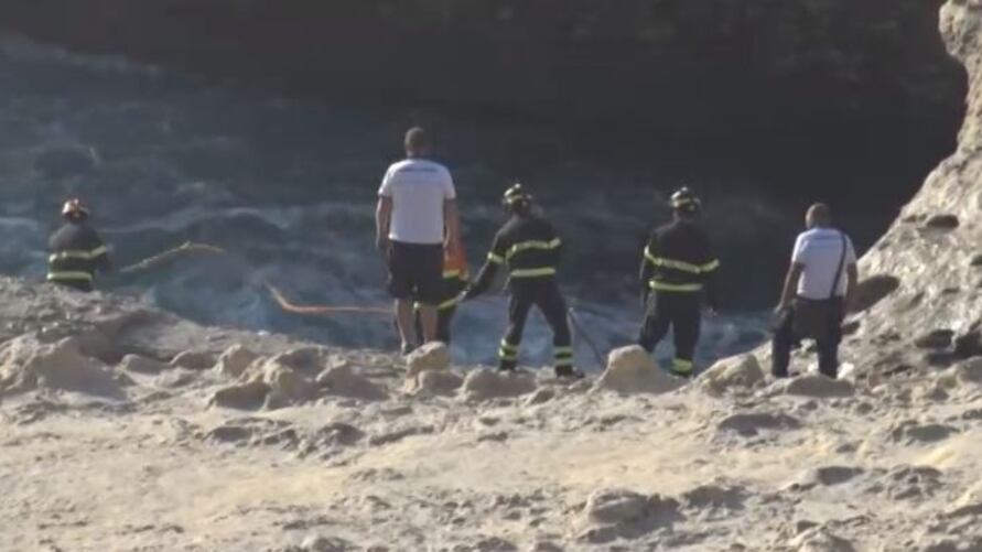 Oristano, cade da scogliera mentre scatta foto: morto turista russo
