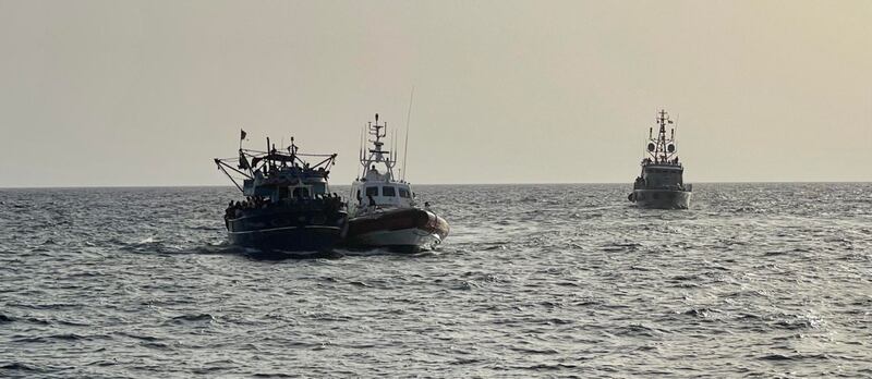 Maxi sbarco a Lampedusa: in 265 su un vecchio pescherecchio 4