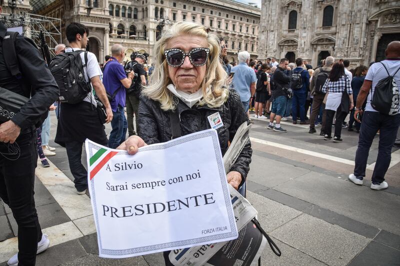Striscioni e bandiere al funerale di Berlusconi 2