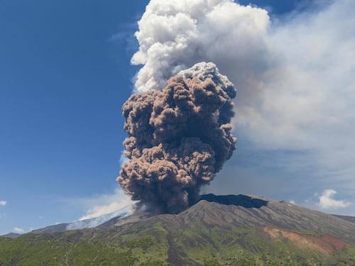 Etna in eruzione, è allerta rossa per la nube di cenere: voli sospesi all’aeroporto di Catania