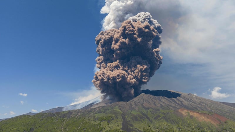 Etna in eruzione, è allerta rossa per la nube di cenere: voli sospesi all’aeroporto di Catania