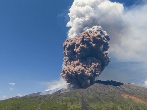 Etna, crolla parte del cratere: nube eruttiva alta chilometri