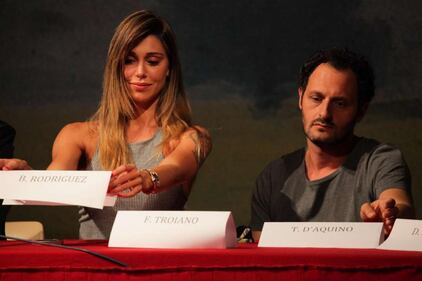 Belen Rodriguez, sexy in bianco e nero 18