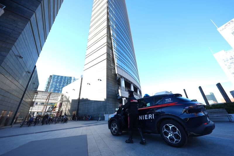 Milano, donna accoltellata in piazza Gae Aulenti 4