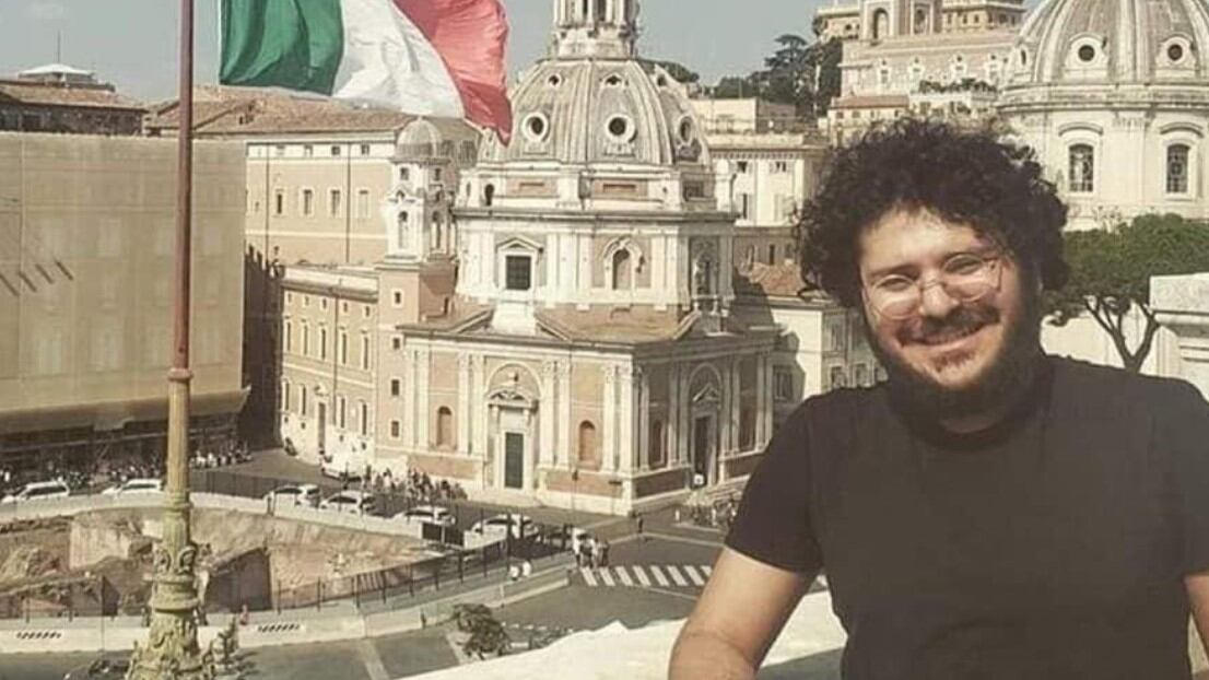 In manette e in gabbia Zaki va alla sbarra: "Detenuto illegalmente!