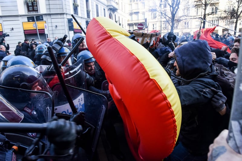 Scontri alla manifestazione antifascista a Milano 8
