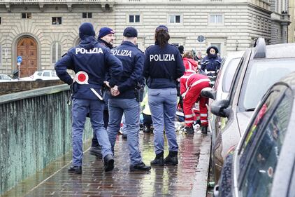 Firenze, il corpo dell'ambulante sul ponte a Firenze 4