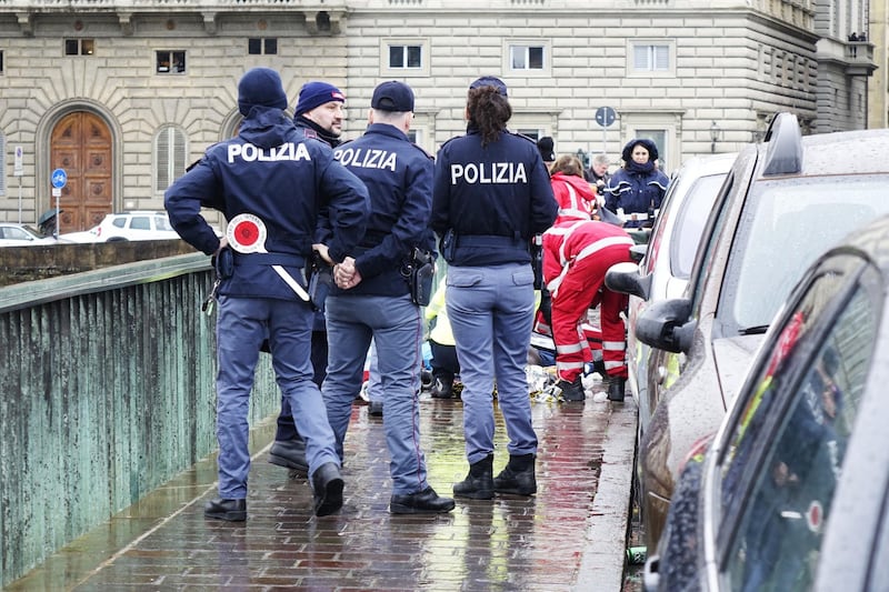 Firenze, il corpo dell'ambulante sul ponte a Firenze 4